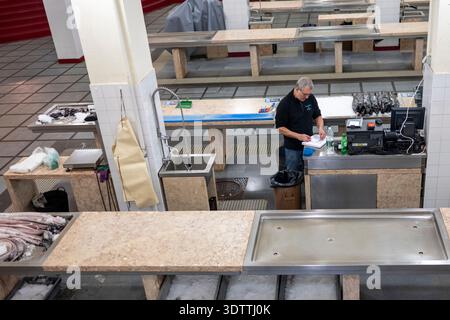 Fischstände und Marktarbeiter im Mercado dos Lavradores in der Altstadt von Funchal, Madeira, Portugal, Stockfoto