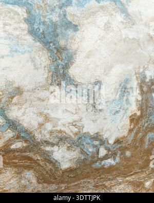 Luftaufnahme von wirbelnden Mustern aus Beige, Braun und Blau, die sich wie Pinselstriche auf einer Leinwand verschmelzen, Island. Stockfoto