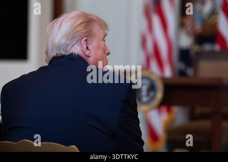 Washington, United States Of America. 23rd Feb, 2026. United States President Donald J Trump attends an Angel Families Remembrance Ceremony in the East Room of the White House in Washington, DC, USA, on Monday, February 23, 2026. President Trump is signing a proclamation honoring the families of those killed by undocumented immigrants. Credit: Aaron Schwartz/Pool/Sipa USA Credit: Sipa USA/Alamy Live News Stockfoto