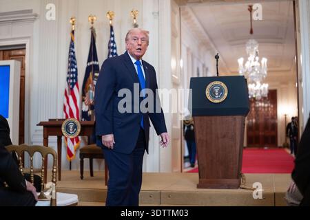 Washington, United States Of America. 23rd Feb, 2026. United States President Donald J Trump attends an Angel Families Remembrance Ceremony in the East Room of the White House in Washington, DC, USA, on Monday, February 23, 2026. President Trump is signing a proclamation honoring the families of those killed by undocumented immigrants. Credit: Aaron Schwartz/Pool/Sipa USA Credit: Sipa USA/Alamy Live News Stockfoto