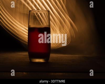 Rot reifes Preiselbeergetränk mit Neon-Lichteffekten Hintergrund Stockfoto