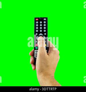 Isolierter Ausschnitt auf grünem Hintergrund mit Chroma-Taste für die Hand des Fernsehers Stockfoto
