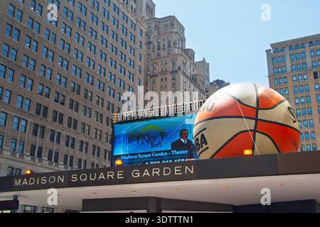 NYC, USA. 14. Mai 2008: Madison Square Garden in New York City mit Riesenbasketball Stockfoto