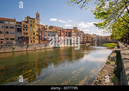 Girona farbenfrohe Häuser, die sich am Onyar River spiegeln Stockfoto