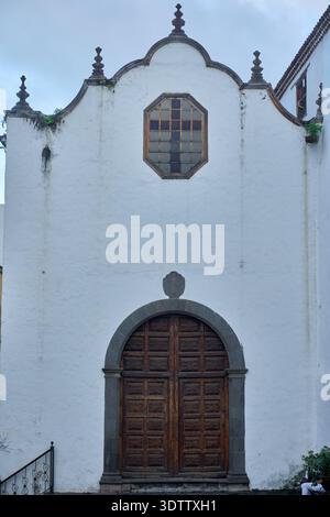 Eine große hölzerne Bogentür mit Steinen in der Iglesia de San Marcos Kirche in der Altstadt von Icod de los Vinos auf Teneriffa Stockfoto