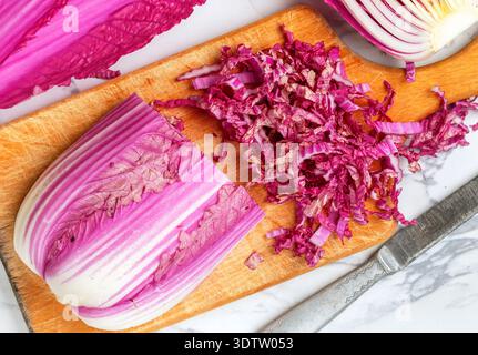RotPeking Chinakohl (Purple Wombok). Halber Napa-Kohl auf grauem Hintergrund. Gesunde Ernährung vegetarische und vegane Ernährung. Selektiver Fokus, Draufsicht Stockfoto