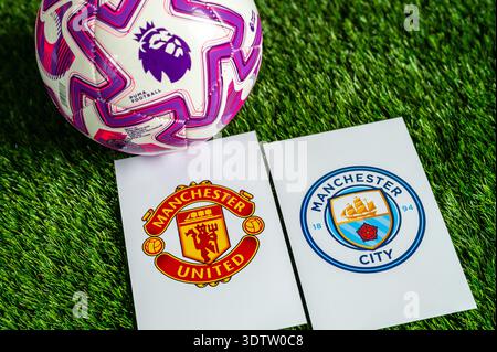 LONDON, GROSSBRITANNIEN, 23. FEBRUAR 2026: Manchester United gegen Manchester City Premier League, offizieller Fußball auf grünem Gras, Hintergrundbild Stockfoto