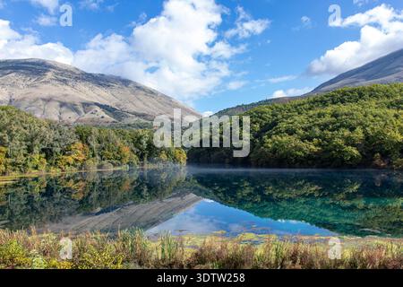Ruhiger Fluss Bistrica oder künstlicher See im Komitat Vlorë, Albanien Stockfoto