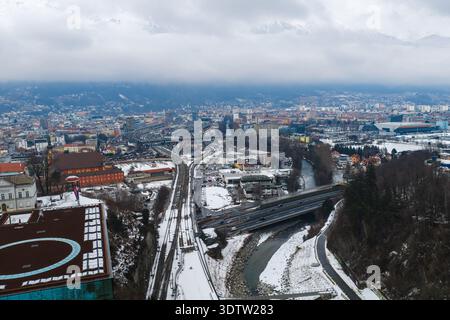 Blick aus der Vogelperspektive auf Innsbruck, Inn und Nordkette Stockfoto