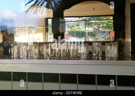 Gläser auf dem Tresen einer leeren Bar im inzwischen verlassenen faro 2 Einkaufszentrum maspalomas gran canaria, kanarischen Inseln, spanien Stockfoto