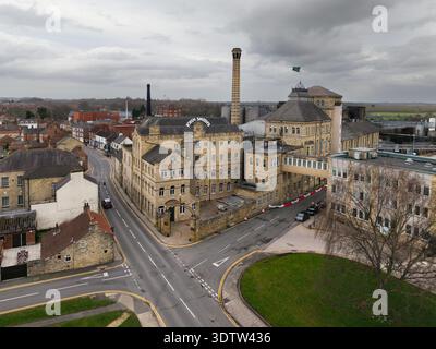 TADCASTER, GROSSBRITANNIEN - 23. FEBRUAR 2026. Eine Luftlandschaft der viktorianischen Architektur des John Smith's Brauereigebäudes in North Yorkshire Stockfoto