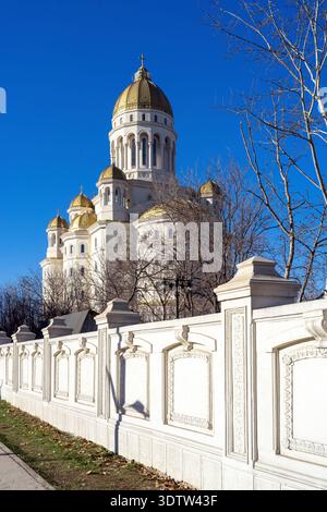 Blick auf die rumänische Nationalkirche (die Kathedrale der Volksrettung oder Catedrala Mântuirii Neamului) in Bukarest mit ihren goldenen Kuppeln Stockfoto