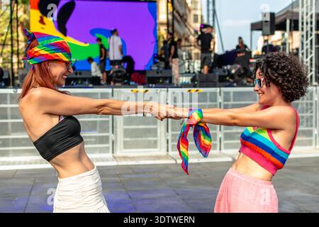 Verschiedene Frauen feiern Stolz und halten Hände während eines Outdoor-Festivals Stockfoto