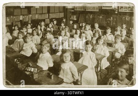 Strenge Edwardianer Schulkinder der 1900er Jahre im Klassenzimmer, Mädchenunterricht, viktorianische Schulmädchen der 1900er Jahre, Schreibtische, Naturunterricht um 1905 Großbritannien Stockfoto