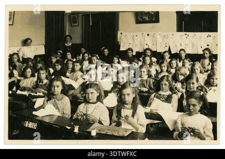 Schulkinder der 1900er Jahre im 1. Weltkrieg, Mädchen im Nähkurs, Klassen, viktorianische Schulmädchen der 1900er Jahre. Von J&G Taylor, London, UK, ca. 1913-1919. Stockfoto