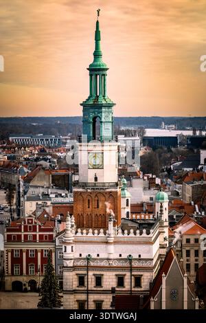 Fantastischer Blick Bei Sonnenuntergang Auf Das Alte Rathaus Von Posen Und Die Straßen Von Oben Auf Dem Alten Marktplatz Stockfoto
