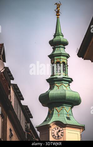 Traditioneller Kirchturm in Bratislava, Slowakei Stockfoto