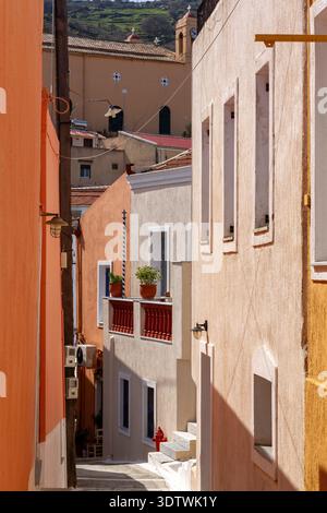 Traditionelle schmale Gasse mit farbenfrohen rustikalen Häusern in Ioulida, Kea Island, Kykladen, Griechenland. Stockfoto