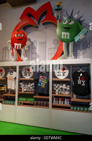 Der M&M Süßwarenladen am Times Square ist eine riesige Touristenattraktion, 2026 in New York City, USA Stockfoto