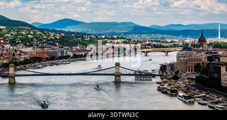 Fantastisches Panorama der wichtigsten Sehenswürdigkeiten Budapests mit dem majestätischen ungarischen Parlament und der Kettenbrücke Stockfoto