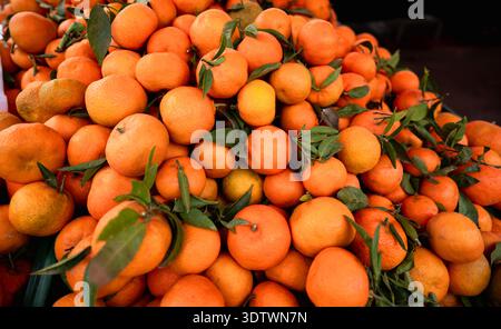 Frische Mandarinen Zum Verkauf Auf Einem Straßenmarkt Im Freien Stockfoto