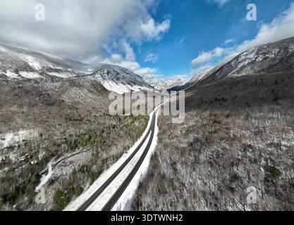 Die Interstate 93 schlängelt sich durch die schneebedeckten Berge des Franconia Notch State Park, einer dramatischen Landschaft in den White Mountains in New Hampshire. Stockfoto