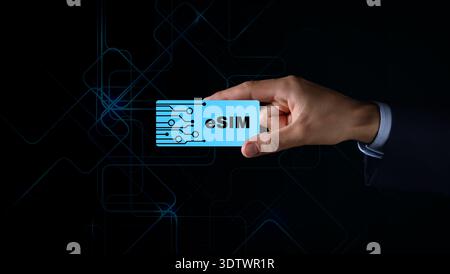 Geschäftsmann mit virtueller eSIM vor schwarzem Hintergrund, Nahaufnahme Stockfoto
