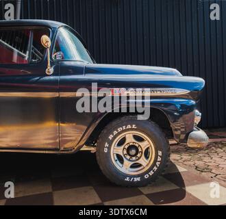 Balikpapan, Indonesien - 10. Dezember 2025. Nahaufnahme eines 1958 Chevrolet Apache Kotflügels und Feldes. Stockfoto