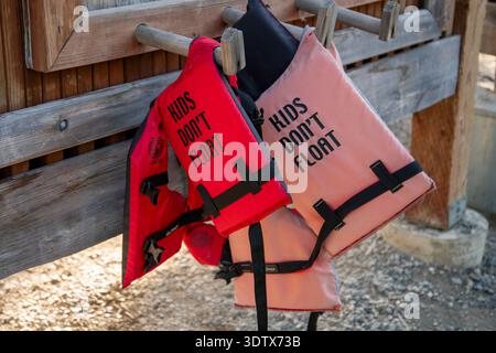 Palmer, Alaska. Schwimmwesten mit Kindern schweben nicht auf der Jacke für die Öffentlichkeit auf dem Reflections Lake. Stockfoto