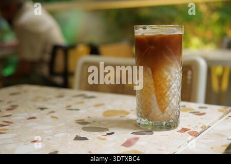 Ein Glas Eiskaffee auf einem Tisch in einem Café Stockfoto