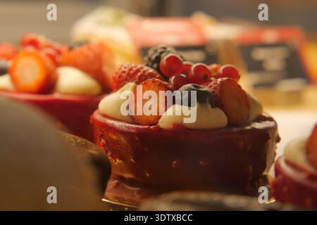 Köstliche Dessertpräsentation mit frischen Beeren in einer Bäckerei Stockfoto