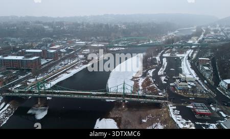 Luftkurve des Winterflusses in Easton Pennsylvania mit Brücke Stockfoto