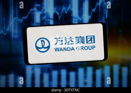 Stuttgart, Deutschland - 13.02.2026: In dieser Fotoabbildung ist das Logo des chinesischen Konzerns Wanda Group auf einem Smartphone zu sehen Stockfoto