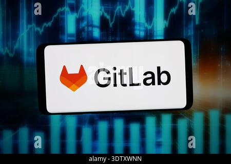 Stuttgart, Deutschland - 13.02.2026: In dieser Fotoabbildung ist das Logo des US-Softwareunternehmens GitLab Inc. Auf einem Smartphone zu sehen Stockfoto