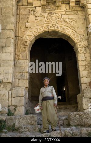 Amadiya, Irak. 3. Oktober 2009 ein alter Kurdischer in traditioneller Kleidung vor dem bogenförmigen Bahdinan Tor im Dorf Amadiya in Kurdisch Stockfoto