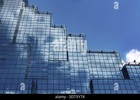London, England, Großbritannien. Juli 2022. Modernes Bürogebäude mit Glasfassade im Stadtzentrum der britischen Hauptstadt London, Großbritannien Stockfoto