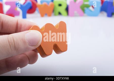 Hand schreiben cube W aus Holz Stockfoto