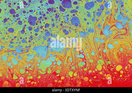 Farbenfrohe abstrakte ebru-Marmorierung mit fließenden flüssigen Mustern, perfekt für modernes Design, Drucke, Tapeten und kreative Hintergründe Stockfoto