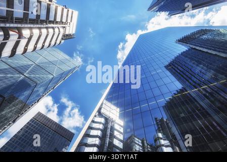London, Vereinigtes Königreich. 9. Juli 2022 Büros mit Glasfassade des internationalen Banken- und Finanzviertels der City of London, Großbritannien Stockfoto