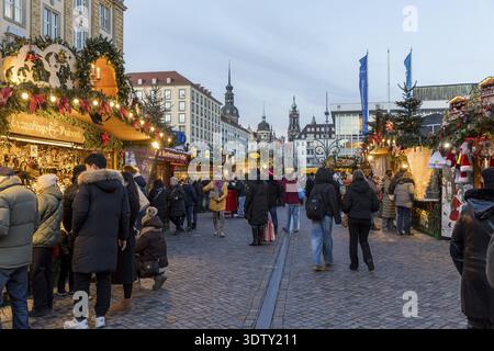 Weihnachtsmarkt am Striezelmarkt mit der Altstadt von Dresden im Hintergrund, Sachsen, Deutschland Stockfoto