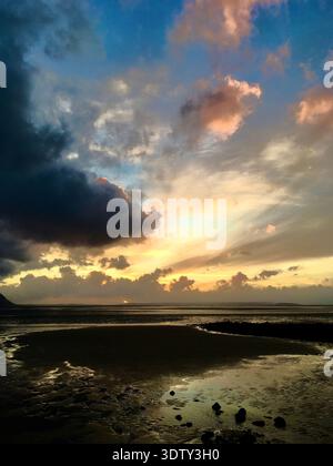 Moody dramatischer malerischer Sonnenuntergang über dem Strand, Küstenleben West Shore Llandudno, Wales, Postkarte, Reisen, Romantik, Bucheinband, Zeitschriftenfunktion Stockfoto