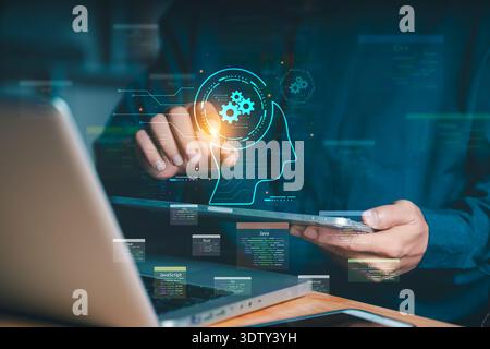 Programmiergerät mit Laptop mit KI-Kopf und Symbolen für die Programmiersprache. Konzept der automatisierten Kodierung, Softwareentwicklung, künstliche Intelligenz im Programm Stockfoto