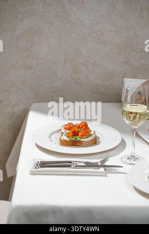 Geräucherter Lachs-Toast mit Frischkäse Stockfoto