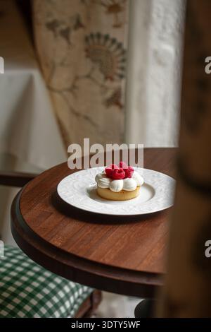 Himbeertorte mit Schlagsahne auf Teller Stockfoto