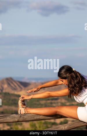 Nahaufnahme einer Yoga-Frau, die Hand zu Fuß streckt Stockfoto