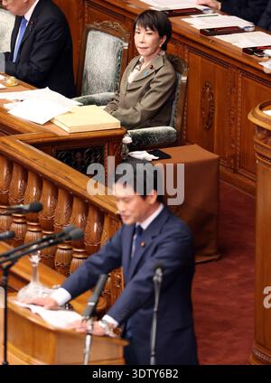 Tokio, Japan. Februar 2026. Der japanische Premierminister Sanae Takaichi (oben) beobachtet, wie Junya Ogawa (unten), die Hauptsprecherin der Reformallianz der Opposition, auf der Plenartagung des Unterhauses, am Dienstag, den 24. Februar 2026, in Tokio Fragen an Takaichi stellt. (Foto: Yoshio Tsunoda/AFLO) Stockfoto