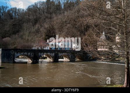 Pont Coudé mit der Dronne im Hochwasser, Brantôme en Périgord; Département Dordogne, Frankreich Stockfoto