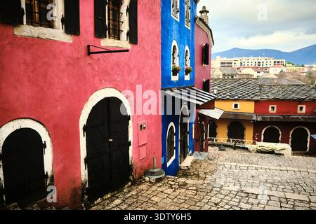 Farbenfrohe Historische Gebäude Entlang Der Kopfsteinpflasterstraße Stockfoto