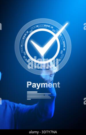 Zahlungsbestätigung auf Bankrechnung während der Online-Transaktion Stockfoto