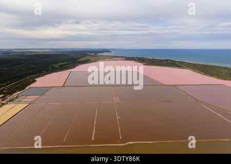 Aus der Vogelperspektive eines großen rosa Salzsees, der in Verdunstungsteiche unterteilt ist, neben der Küste des Indischen Ozeans in Western Australia. Stockfoto